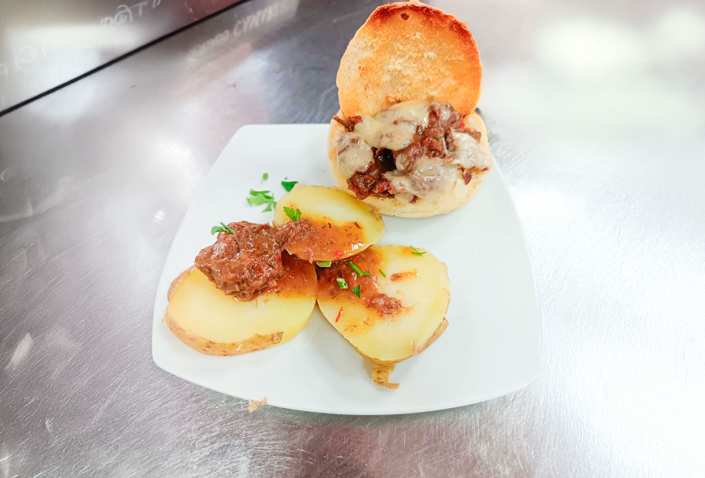 Imagen de Redondito relleno de carrillada – Cervecería Santa Lucía